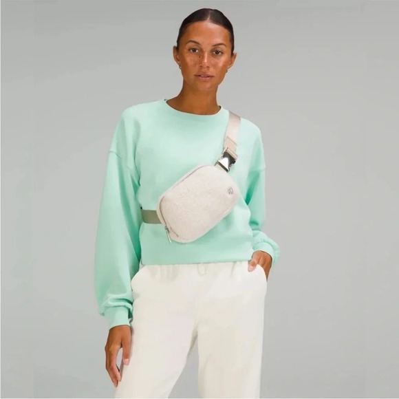 NWT Lululemon Everywhere Belt Bag Sherpa Fuzzy Ivory Sold Out - Picture 2 of 7